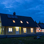 Külalistemaja suve õhtul. Uueõue maja ja aed- Kessulaid, Eesti 